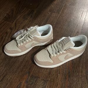 Nike Dunks. sandrift